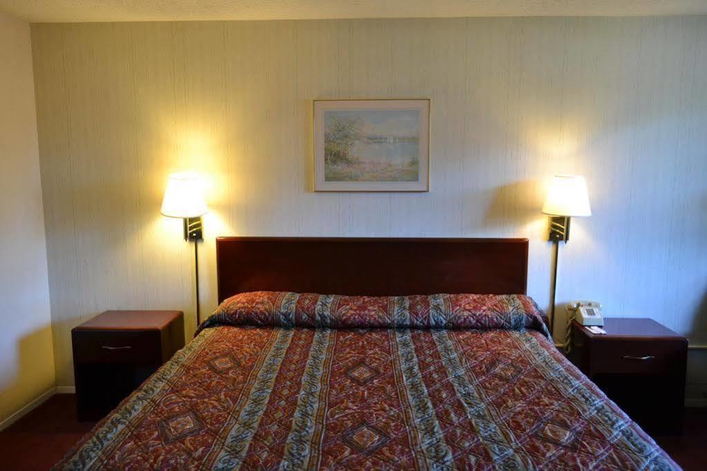 Latham Inn Bagian luar foto