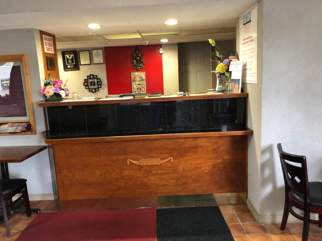 Latham Inn Bagian luar foto
